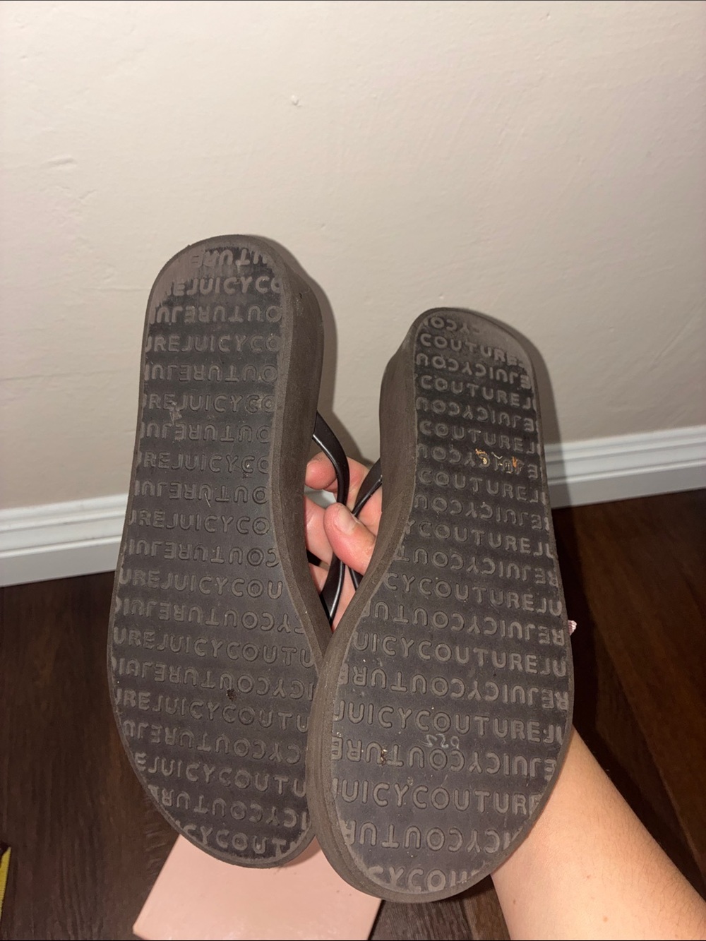 Y2K VINTAGE Juicy Couture Brown Flip Flop Wedge Sandals with Pink Bow Charms 8M - Picture 8 of 13